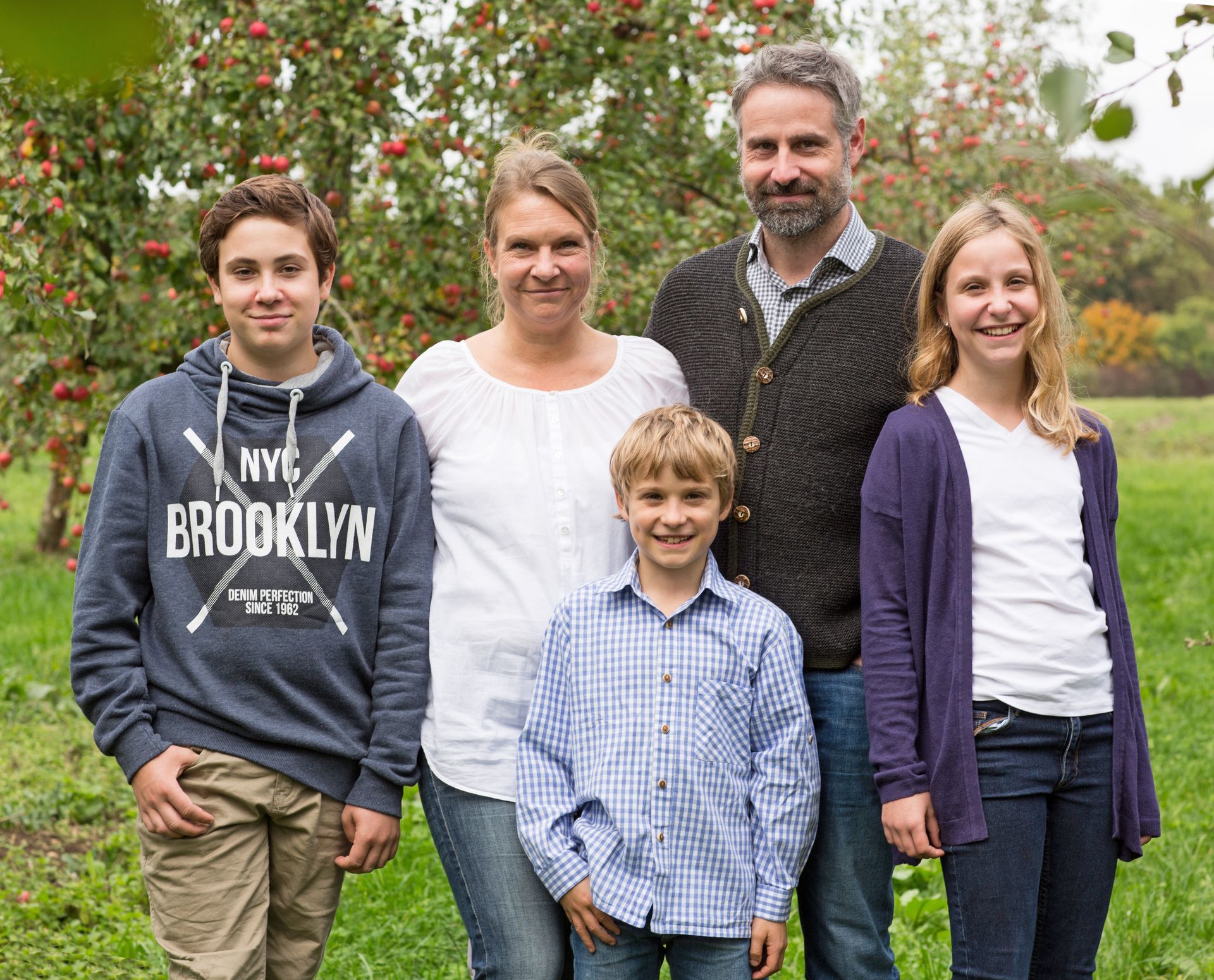 Gruppenfoto von Kathrin und Ulrich Greimel mit Jakob, Hannah und Anton
