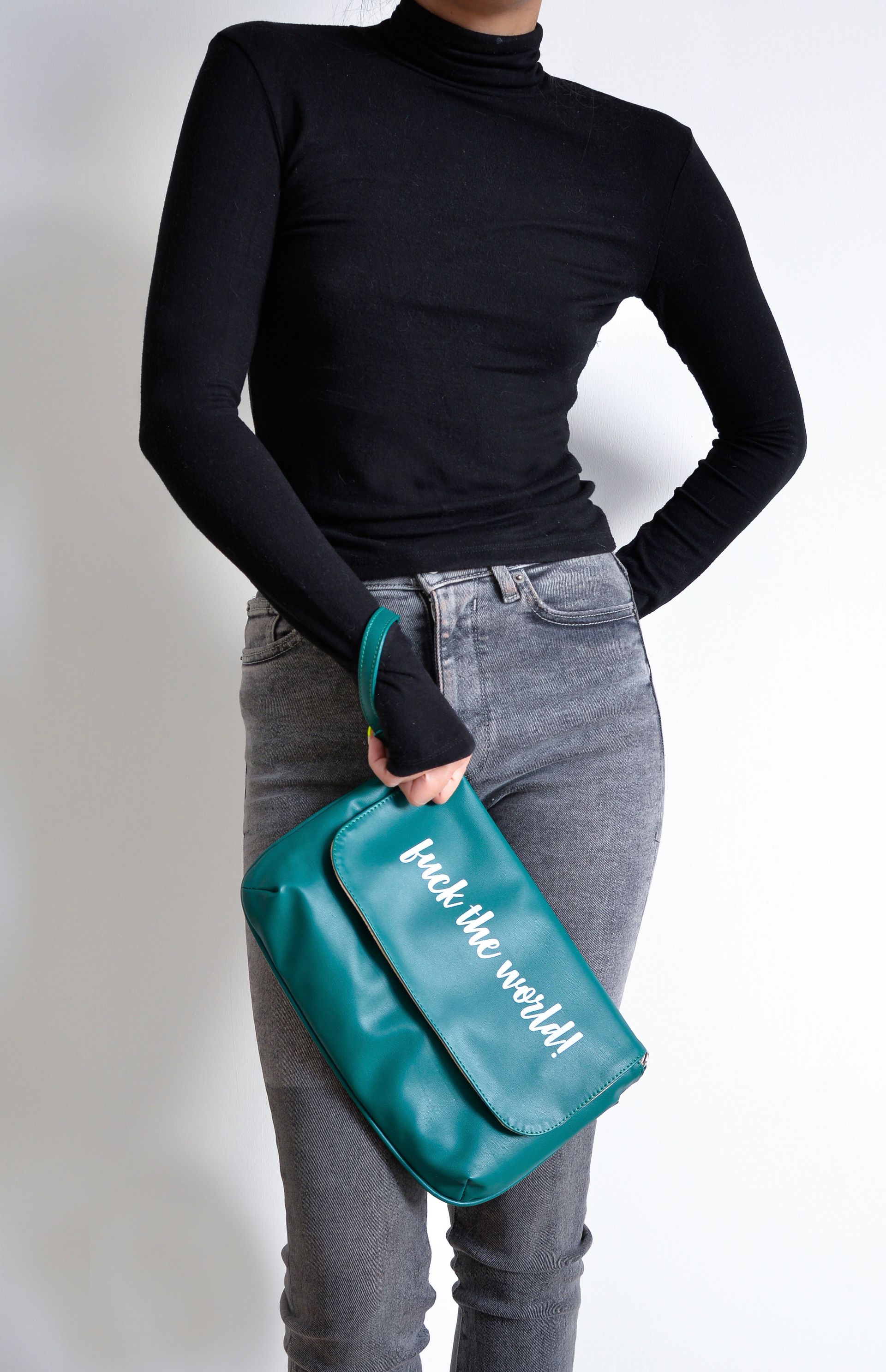 Una mujer sosteniendo una bolsa verde que dice siente el mundo