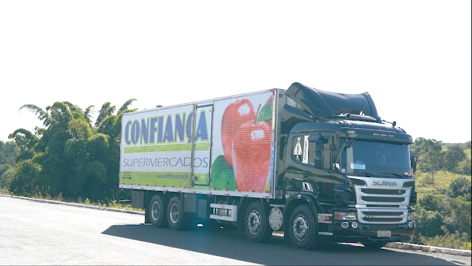 Um caminhão com a palavra confiança na lateral
