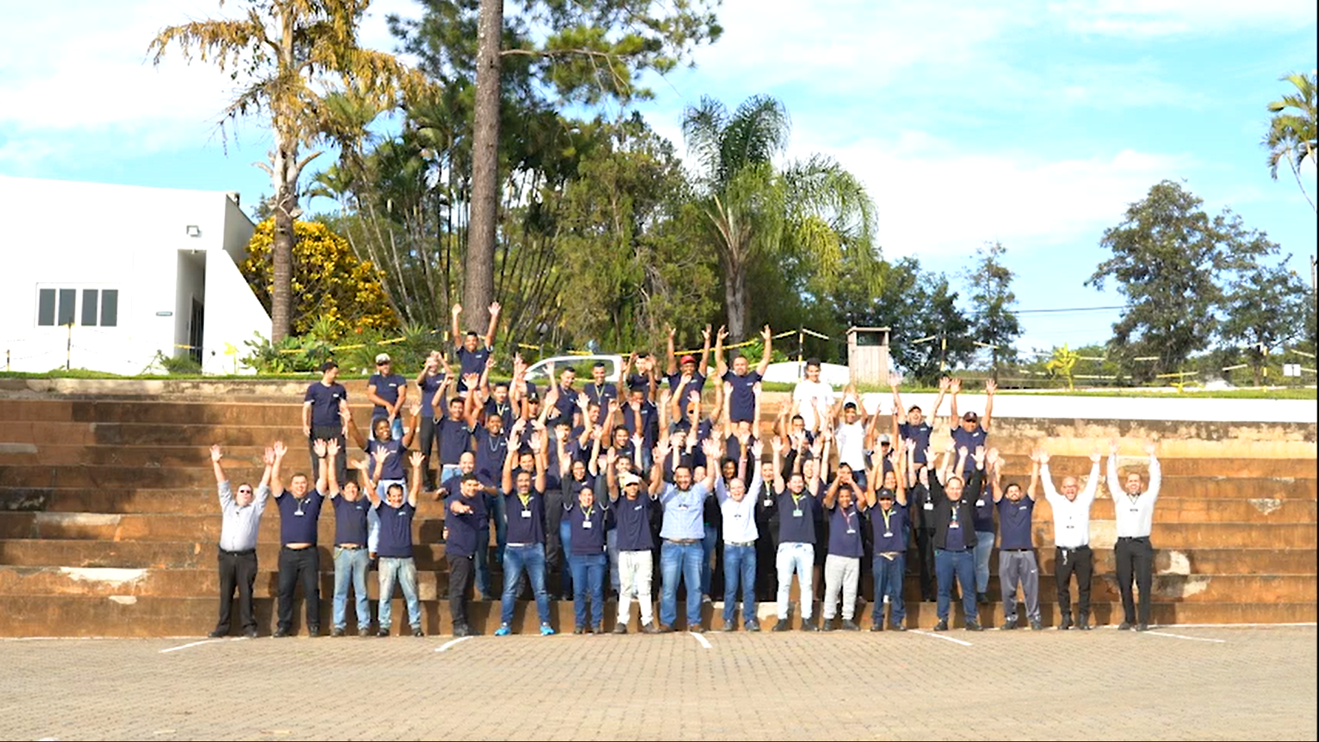 Um grande grupo de pessoas posa para uma foto.