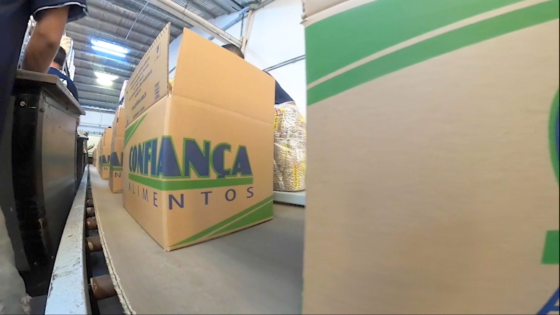 Uma caixa de papelão com a palavra anca