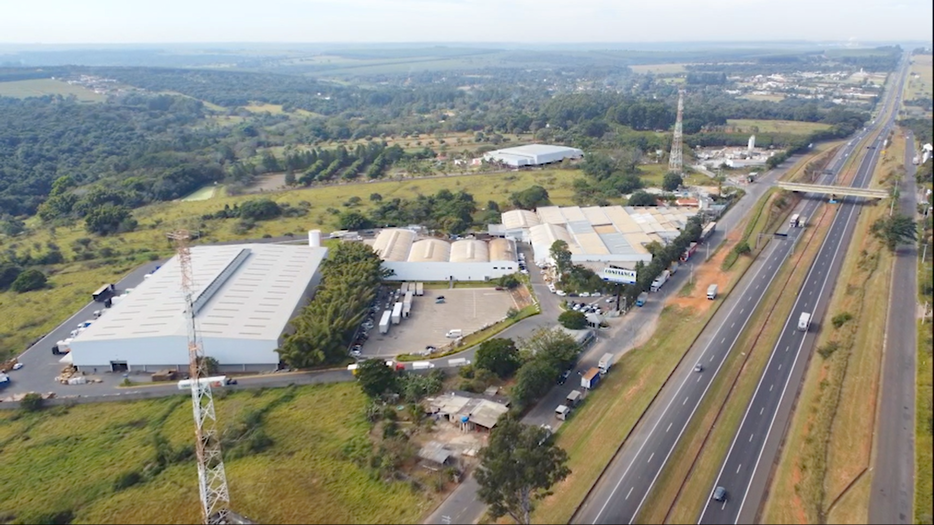 Uma vista aérea de uma fábrica próxima a uma rodovia