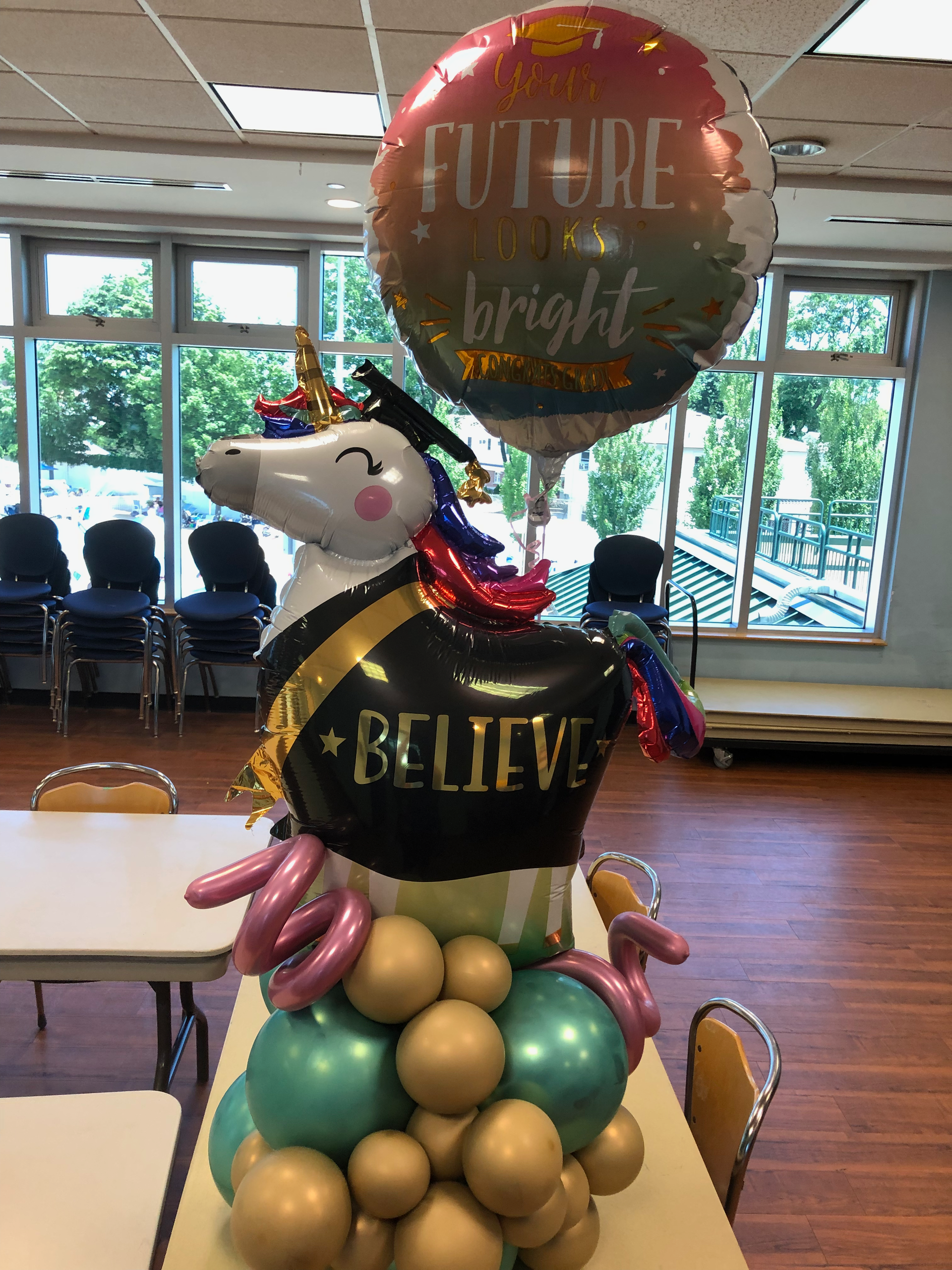 Balloon arrangement: unicorn with graduation cap,