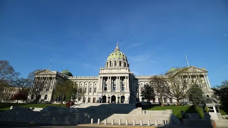 A large building with a dome on top of it.