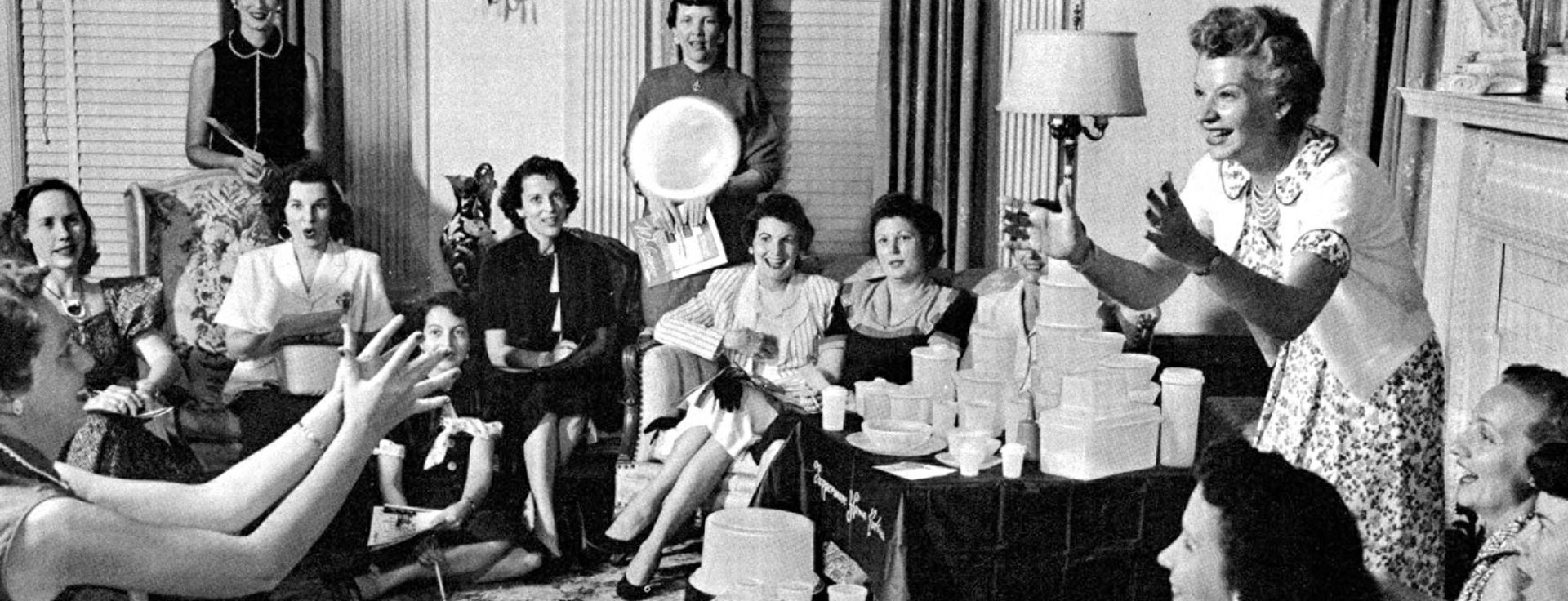 Brownie Wise - em reunião de demonstração Tupperware 3