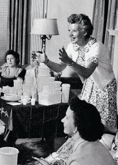 Brownie Wise - em reunião de demonstração Tupperware 2