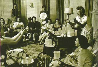 Brownie Wise - em reunião de demonstração Tupperware