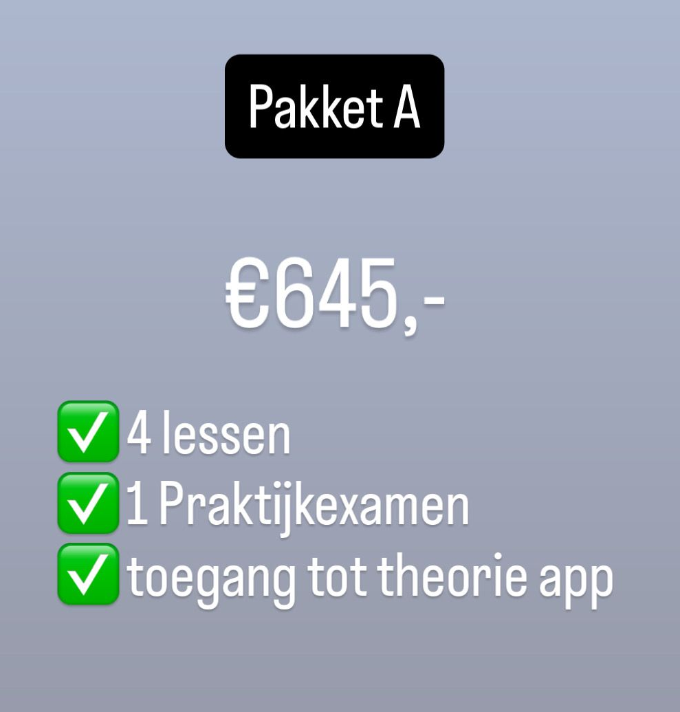 Een crèmekleurige scooter staat geparkeerd op een straat met kinderkopjes voor een bakstenen gebouw.