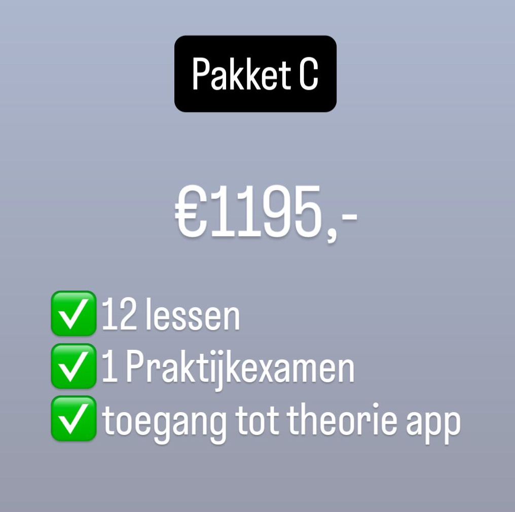 Twee vintage scooters geparkeerd op een straat met kinderkopjes, met gebouwen op de achtergrond.