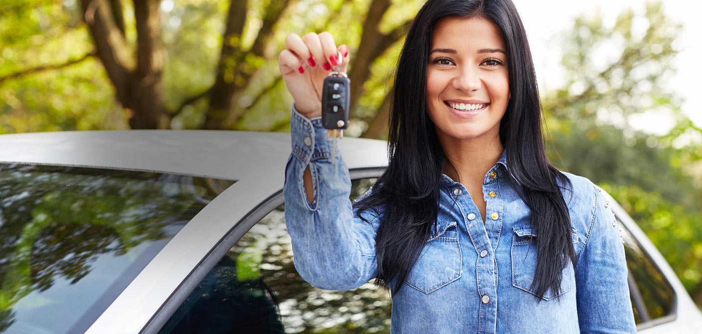 Illinois Locksmith | A woman in front of a car holding car keys