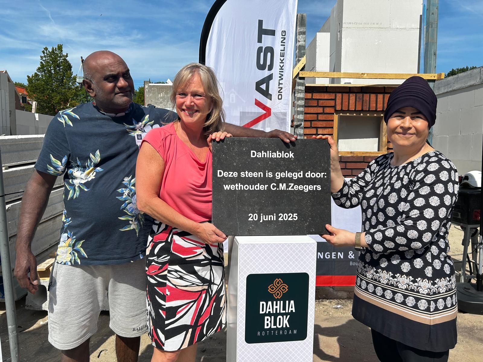Samen met toekomstige bewoners legden wethouder Chantal Zeegers in de zomer van 2025 de eerste steen Foto: David Rozing