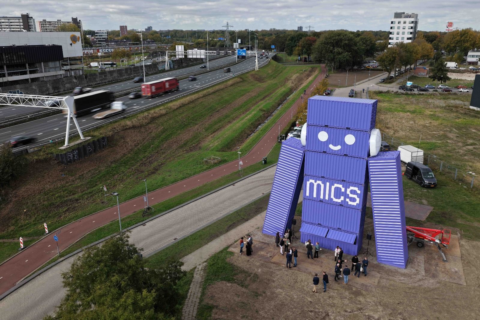 Nieuwe blikvanger in Schiedam: de 16 meter hoge MICS Robot langs de A20