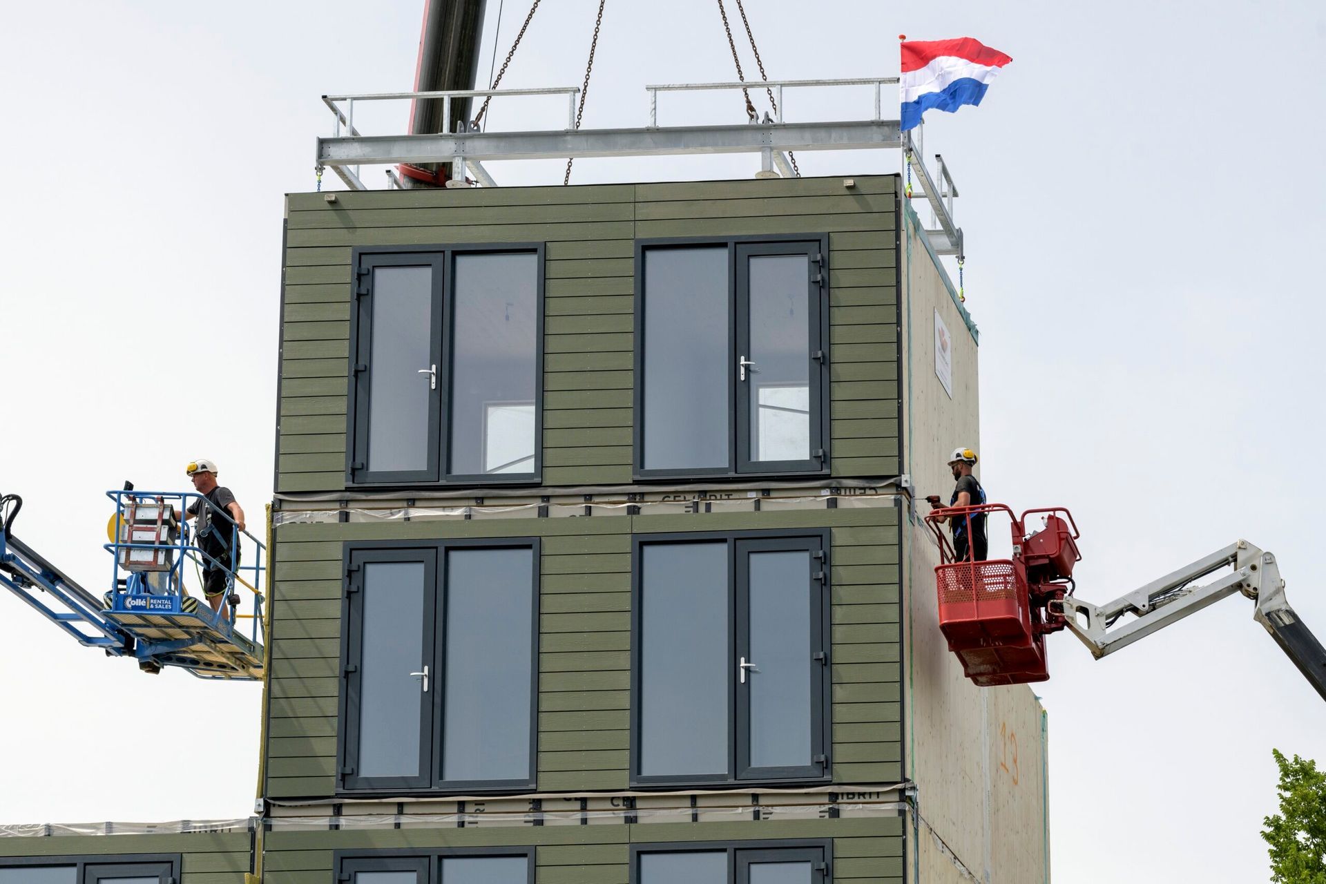 In de hoogte aan het werk bij de Persoonsdam Foto: David Rozing