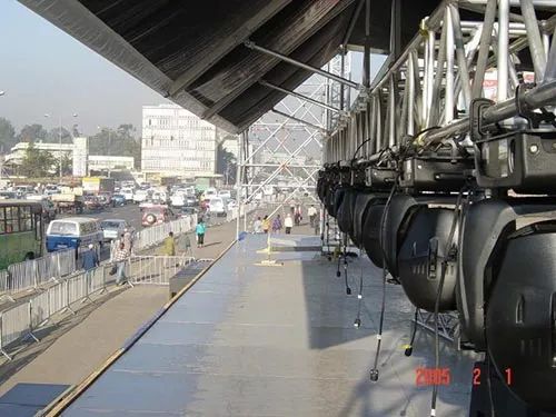 A bunch of lights are hanging from a metal structure