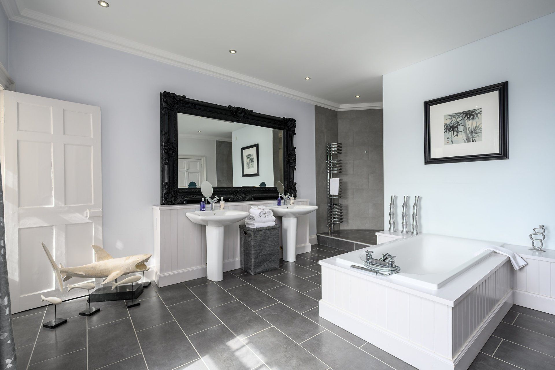 A bathroom with two sinks and a bathtub