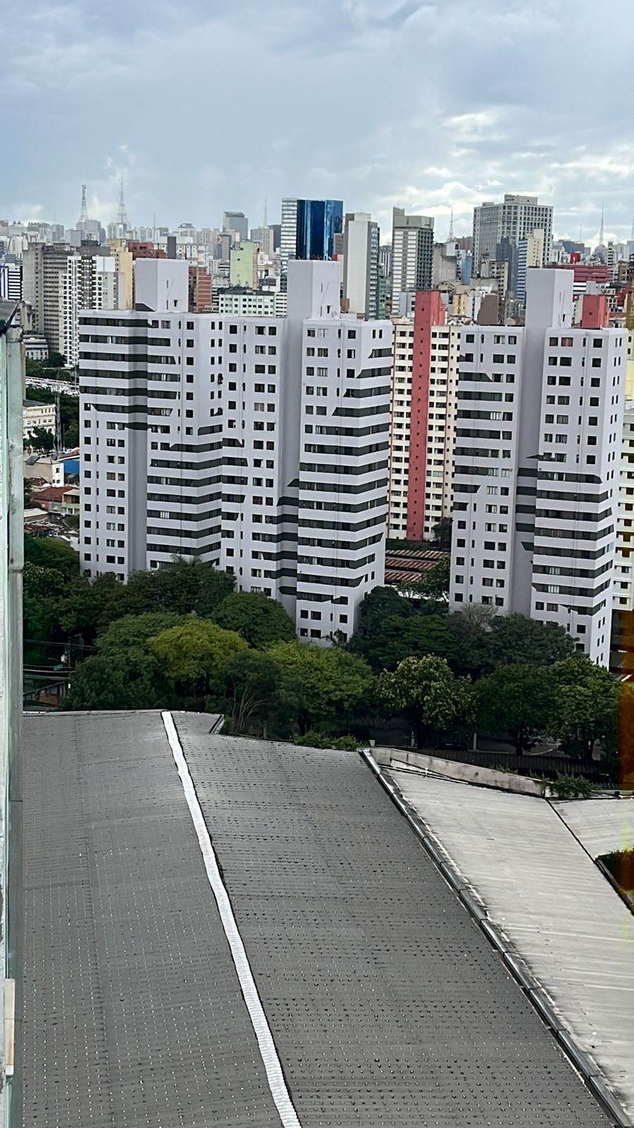 Uma cidade com muitos prédios altos e uma estrada em primeiro plano