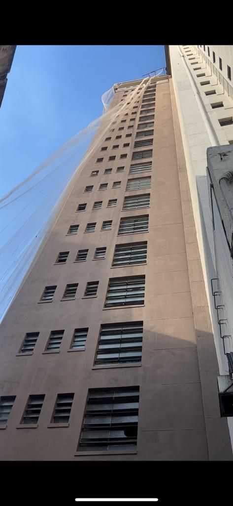 Olhando para um prédio alto com muitas janelas