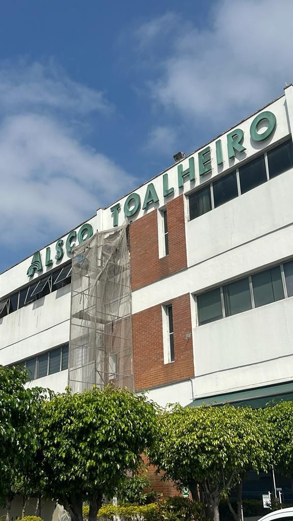 Um grande edifício com a palavra toalheiro nele