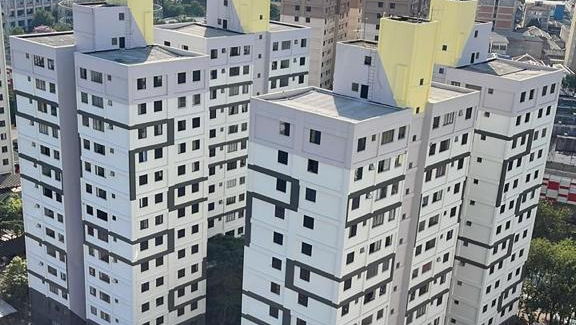 Uma vista aérea de uma fileira de edifícios altos em uma cidade.