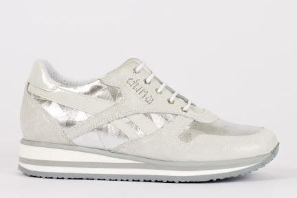 נעל ספורט בצבע אפור בהיר וכסף עם סוליה לבנה ואפורה.