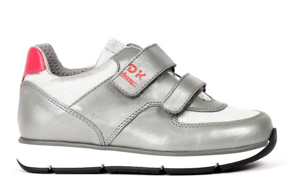 נעלי ספורט בצבע כסוף ולבן עם שתי רצועות עם וו ולולאה, עקב ורוד וסוליה לבנה עבה.