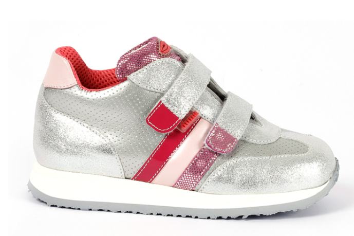 נעלי ספורט לילדים בצבעי כסף וורוד עם שתי רצועות ולקרו וסוליה לבנה.