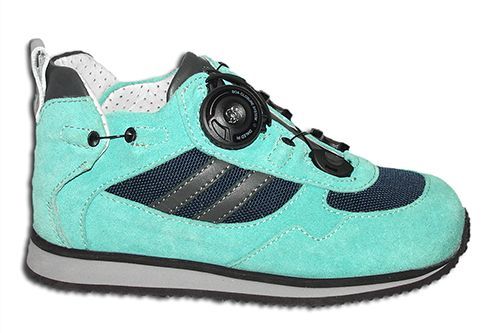 נעל ספורט בצבע טורקיז וכחול כחול עם מערכת שרוכים מעגלית.