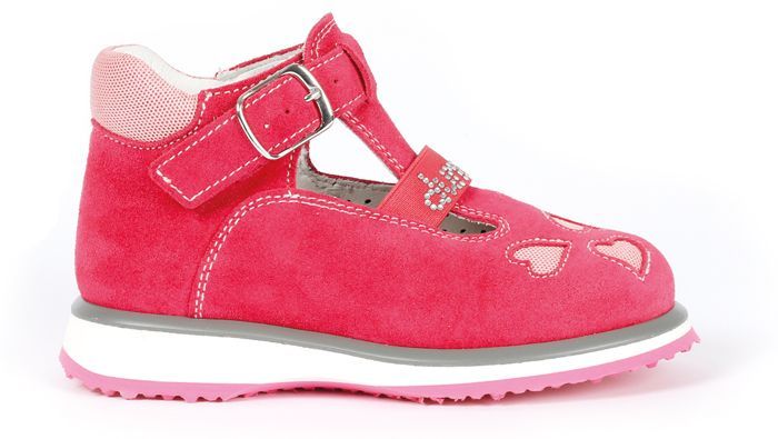 נעל זמש ורודה לילדים עם סגירת אבזם וחיתוכים של לבבות על סוליה לבנה ואפורה.