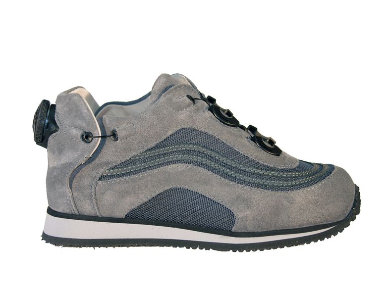 נעלי ספורט זמש אפורות עם נגיעות שחורות וסגירת חוגה.