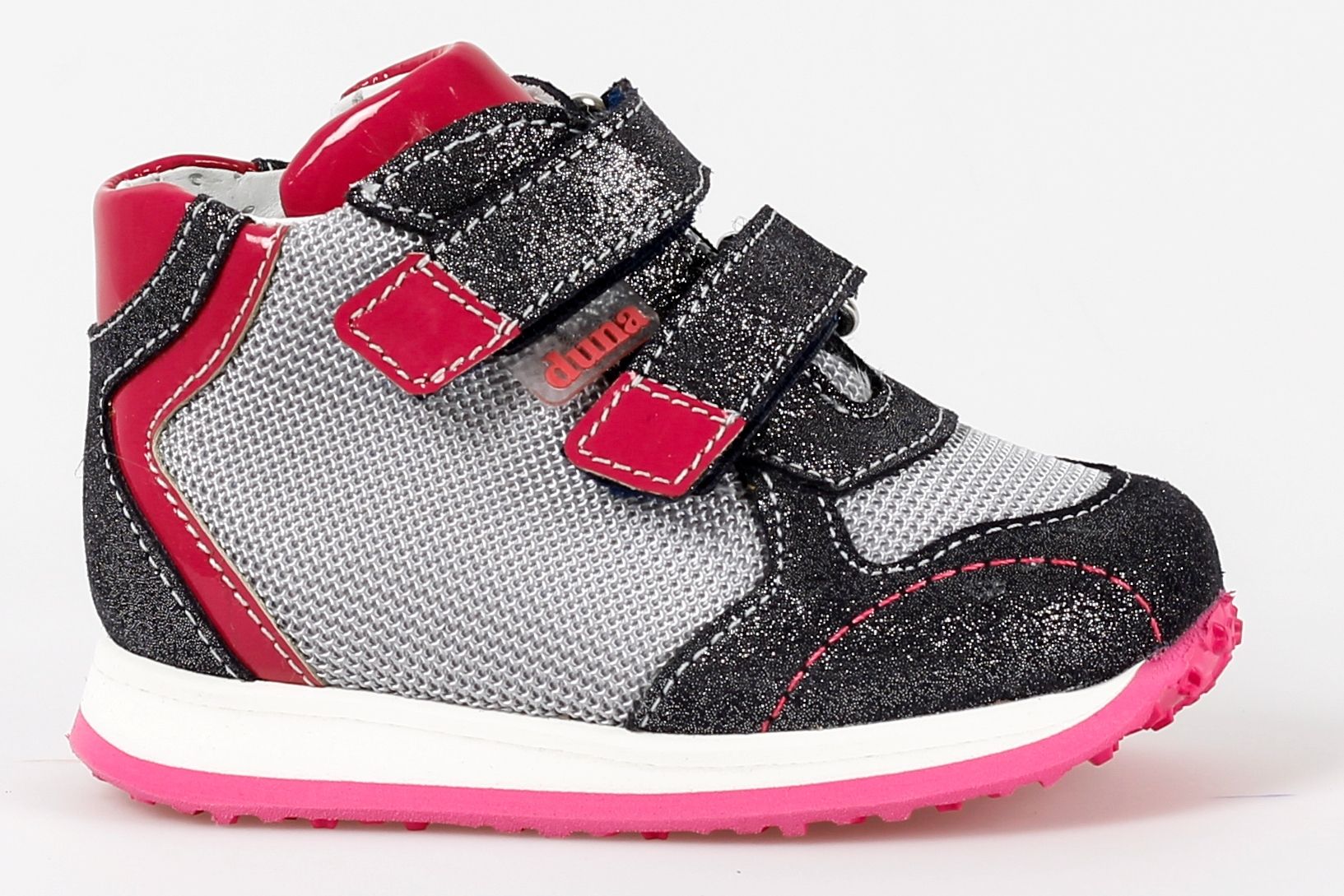 נעלי פעוטות בצבעי כסף ושחור עם נצנצים, עם נגיעות אדומות, סוליה ורודה ושתי רצועות עם וו ולולאה.