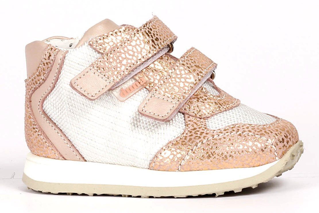 נעלי פעוטות ורודות ולבנות עם רצועות עם וו ולולאה.