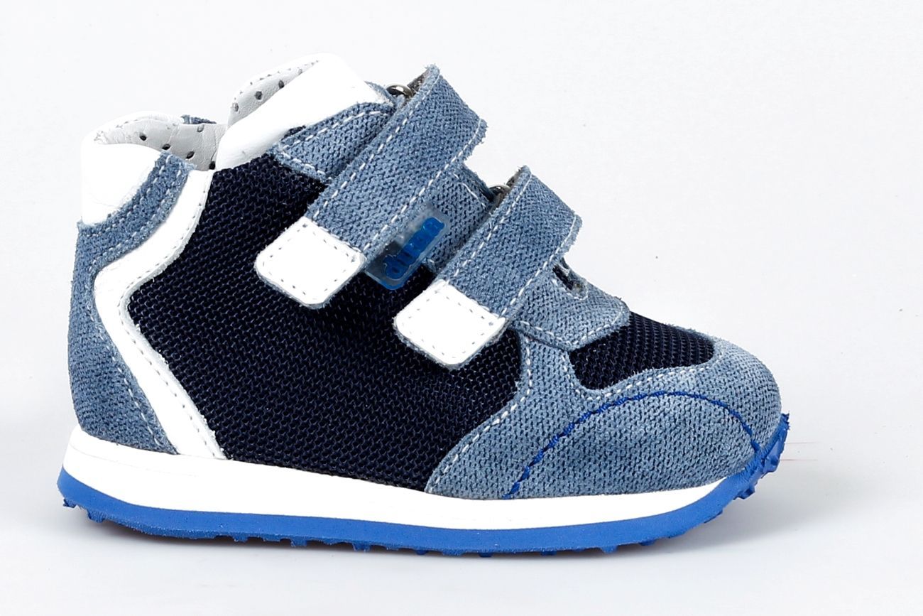 נעל ג'ינס כחולה לתינוקות עם שלוש רצועות עם וו ולולאה ונגיעות לבנות.