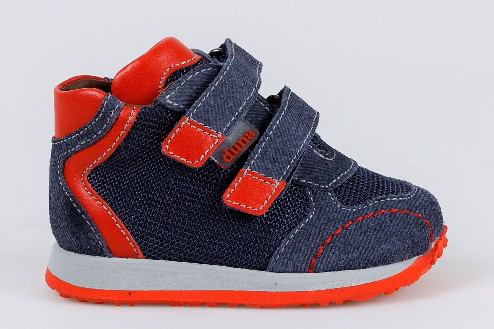 נעל לפעוטות בצבע כחול ואדום עם שתי רצועות עם וו ולולאה וסוליה אפורה.