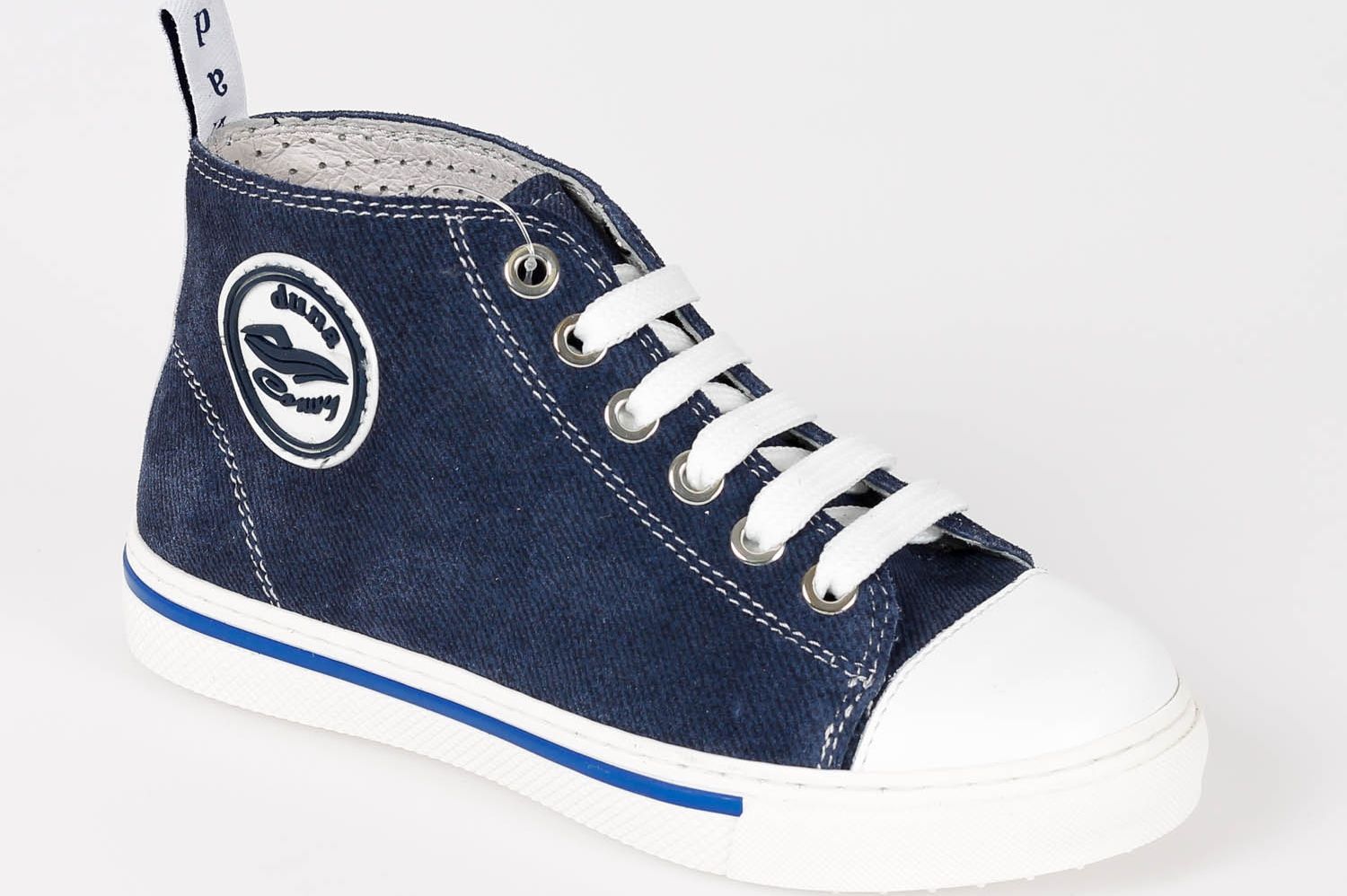 נעלי ספורט גבוהות בצבע כחול ג'ינס עם שרוכים לבנים וכיסוי אצבעות. כוללות לוגו עגול ולשונית משיכה.