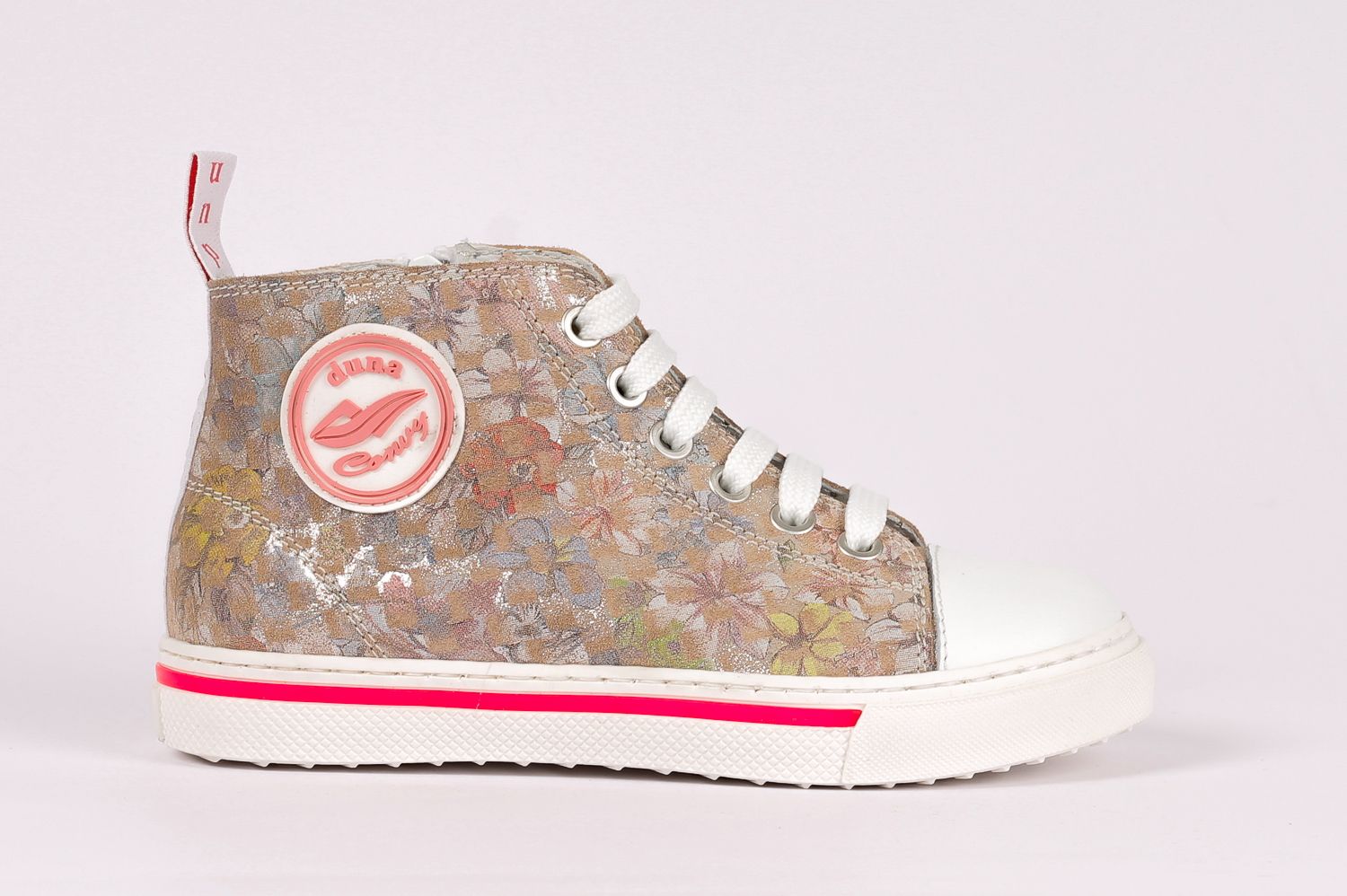 נעלי ספורט גבוהות ומנצנצות עם שרוכים לבנים וסוליה ורודה. לוגו של נשיקה נראה על הקרסול.