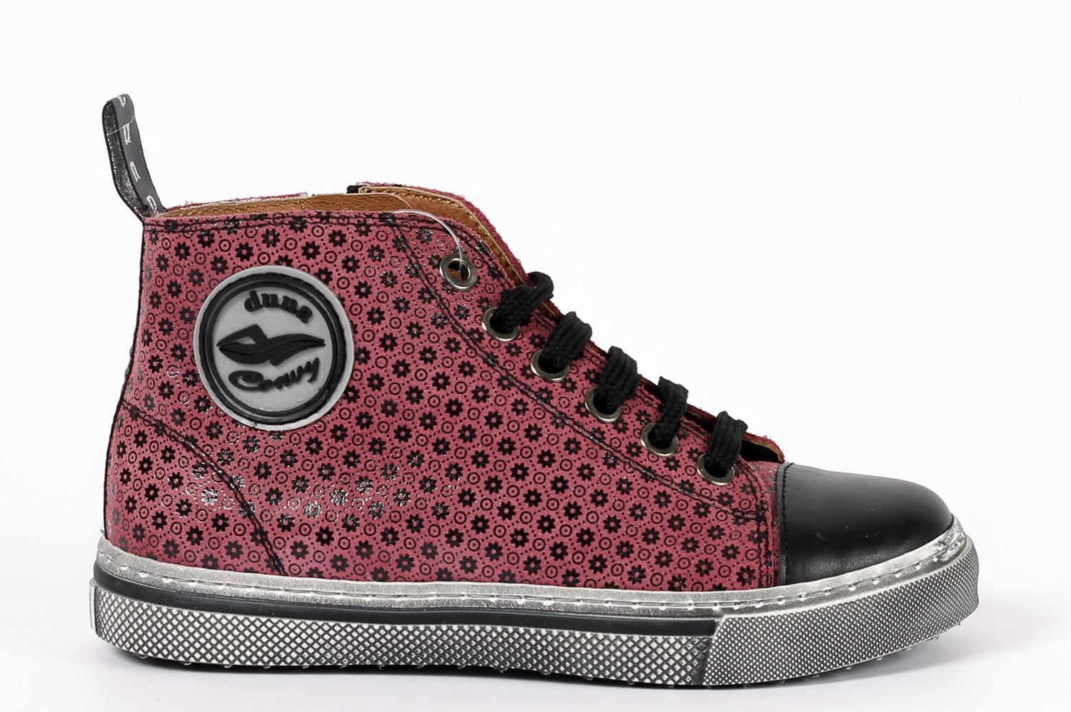 נעלי ספורט גבוהות עם דוגמאות אדומות ושחורות, שרוכים שחורים וכיסוי אצבעות שחור.