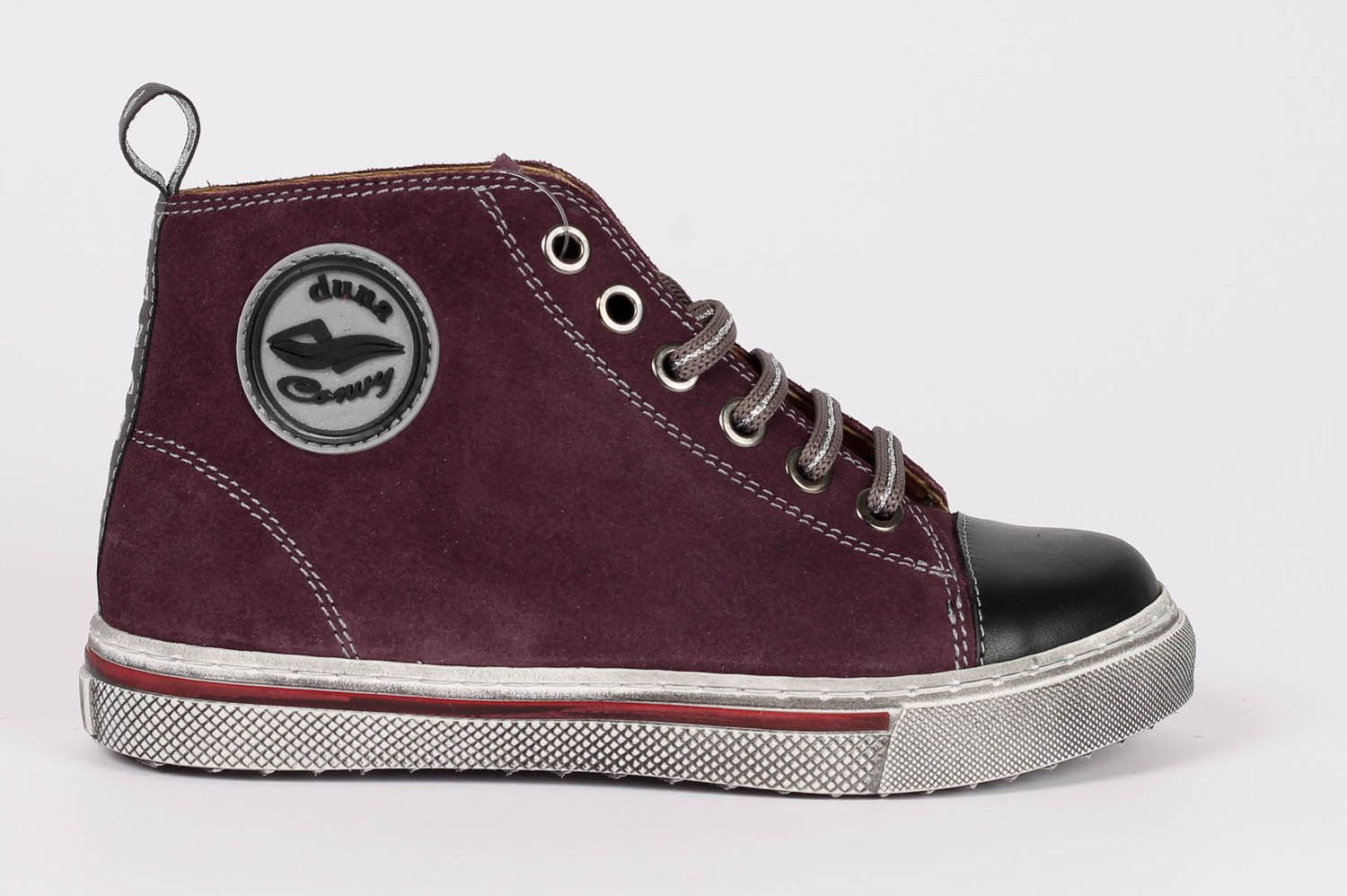 נעלי ספורט גבוהות בצבע בורדו עם מגן אצבעות שחור, תפרים לבנים וטלאי לוגו.