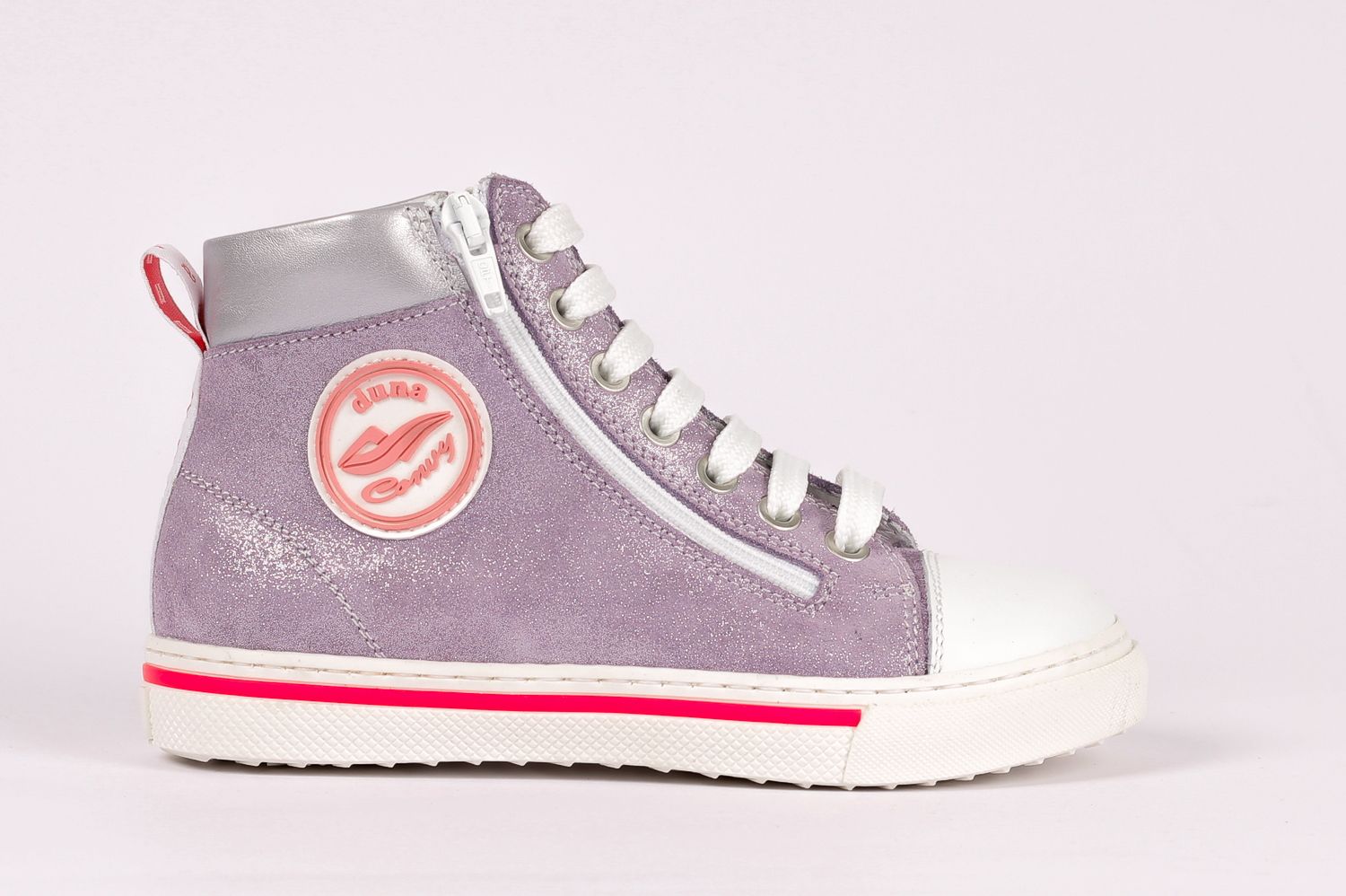 נעלי ספורט גבוהות בצבע סגול עם נצנצים, שרוכים לבנים, רוכסן ובוהן. סוליה ורודה ולשונית אדומה.