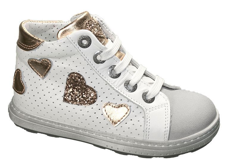 נעלי ספורט לילדים בצבע לבן ואפור עם עיטורי לבבות זהובים ופרטי נצנצים.
