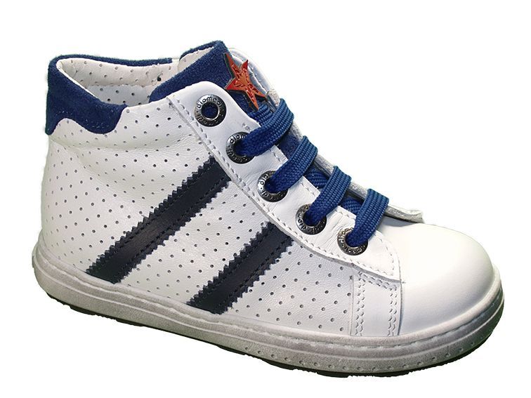 נעליים גבוהות בצבעים לבן וכחול כהה עם נוי כוכבים, פסים בצדדים ושרוכים כחולים, לילד.