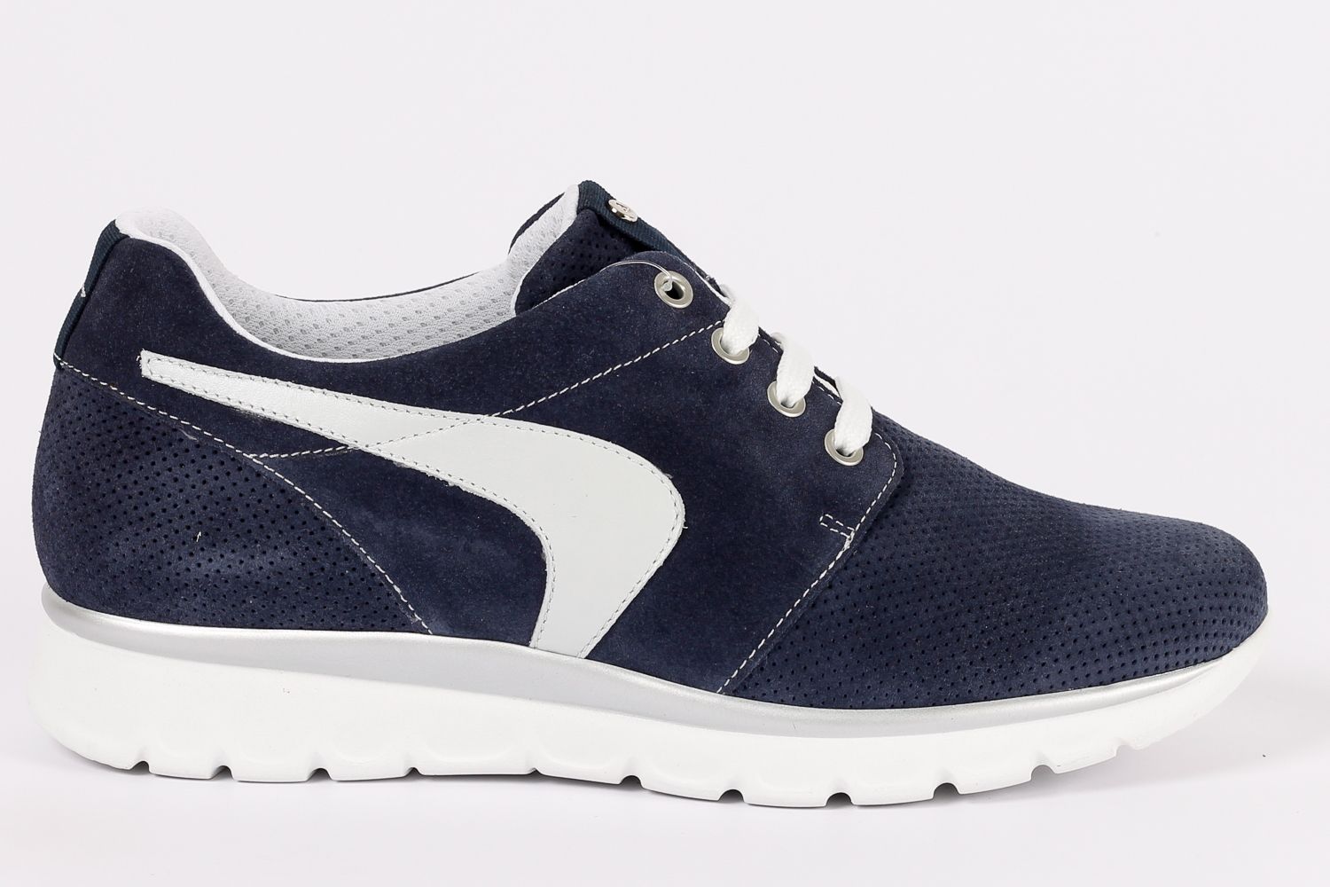 נעלי ספורט זמש כחולות עם גימורים וסוליה לבנים.