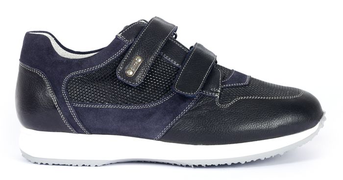 נעלי ספורט כחולות כהות עם שתי רצועות ולקרו וסוליה לבנה.