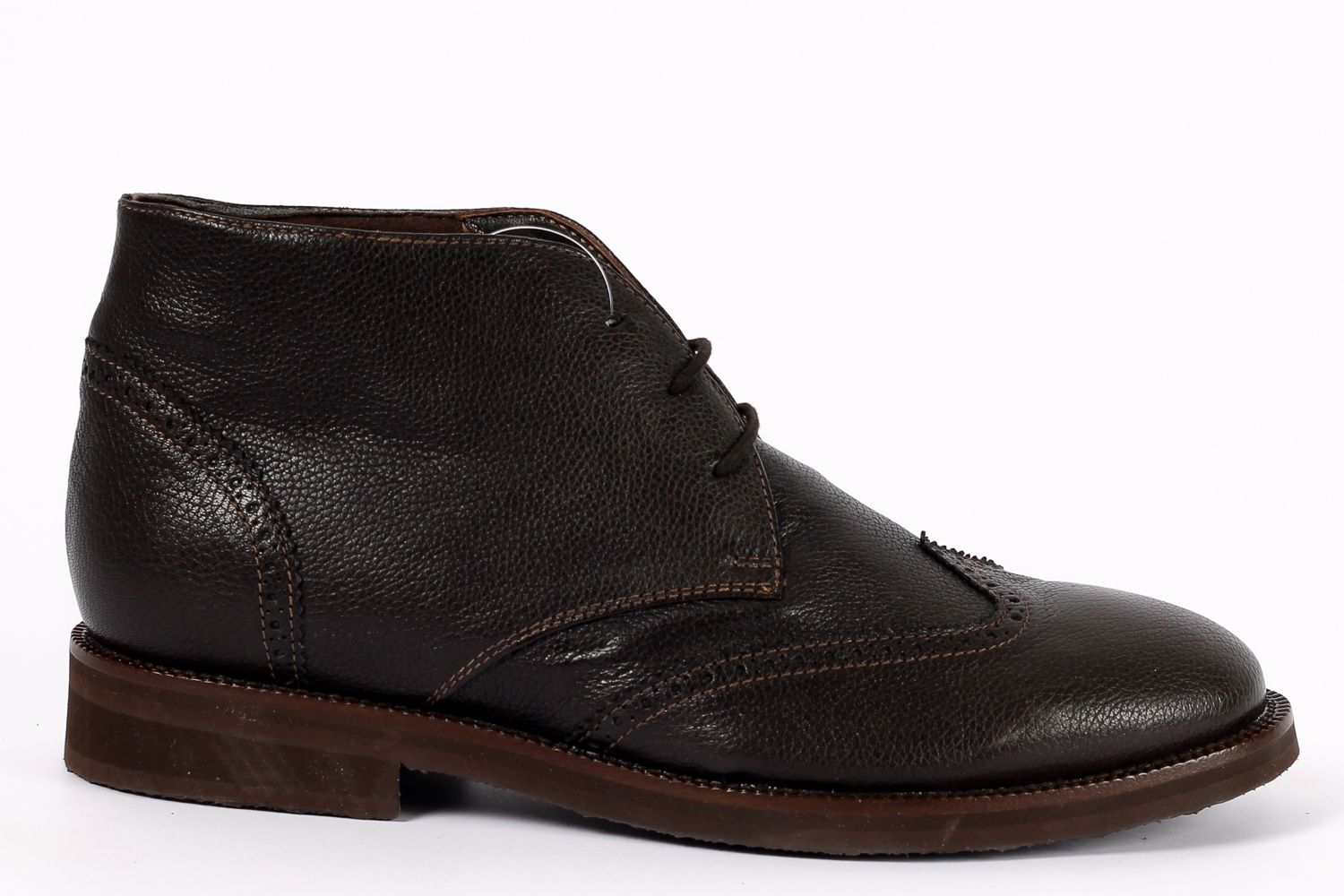 מגף צ'וקה מעור חום עם עיטורי ברוג, שרוכים וסוליה חומה כהה.