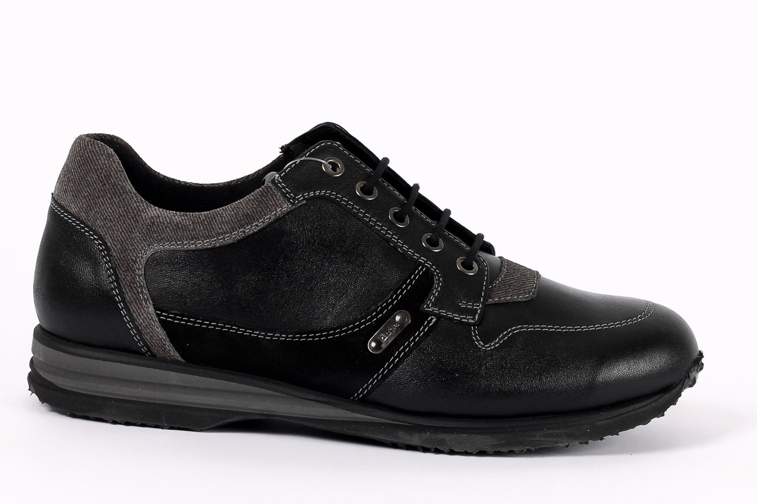 נעלי ספורט מעור שחורות ואפורות עם שרוכים כהים, על רקע לבן.