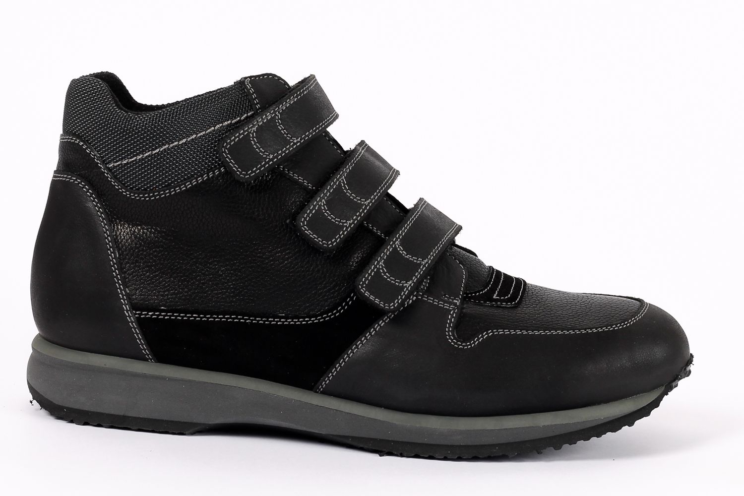 נעל שחורה גבוהה עם שלוש רצועות ולקרו, סוליה אפורה כהה ואביזרים, כנראה לתמיכה.