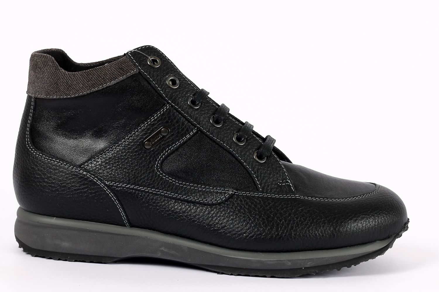 מגף גברים מעור שחור עם גימור ושרוכים אפורים.