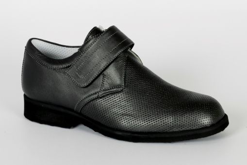 נעל עור אפורה עם רצועת ולקרו אחת.