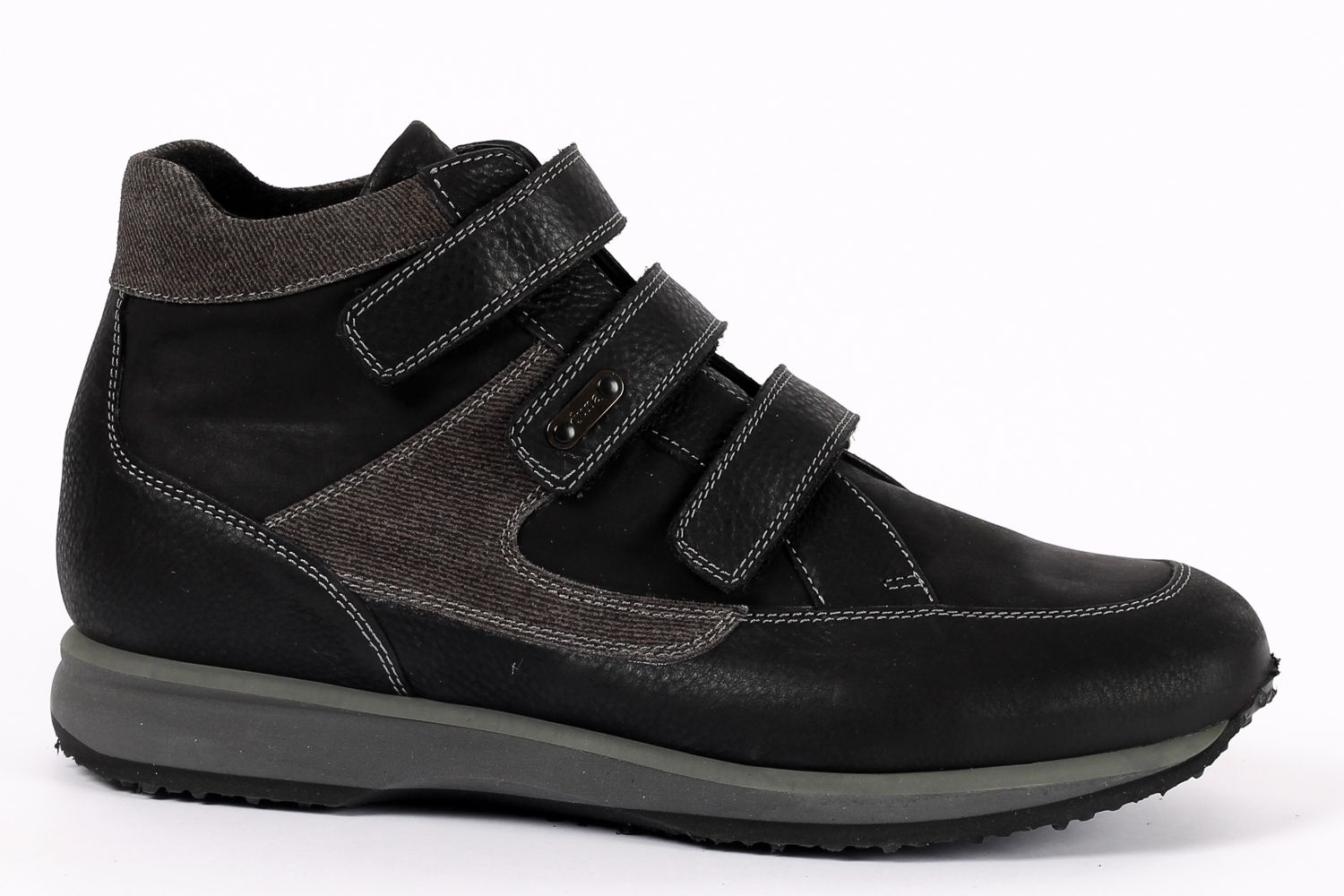 מגף שחור עם שלוש רצועות ולקרו וגימור אפור.