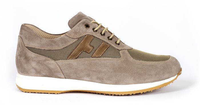 נעלי ספורט בצבע בז' זמש ורשת עם סוליה לבנה וסוליה חיצונית חומה.