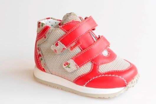 נעל לפעוטות בצבע אדום ובז' עם שתי רצועות צמד וסוליה לבנה.